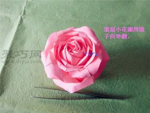 纸折逼真玫瑰的折法折纸复杂纸玫瑰花图解教程