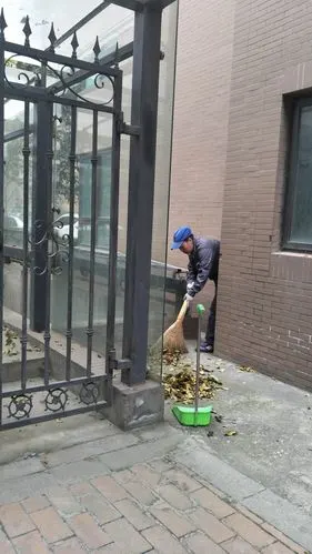 爱护环境 人人有责 保障小区公共环境-舒心物业全体员工打扫公共区域