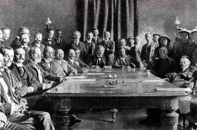 下图是中国近代史上主权丧失最严重的不平等条约的签订场景该条约是