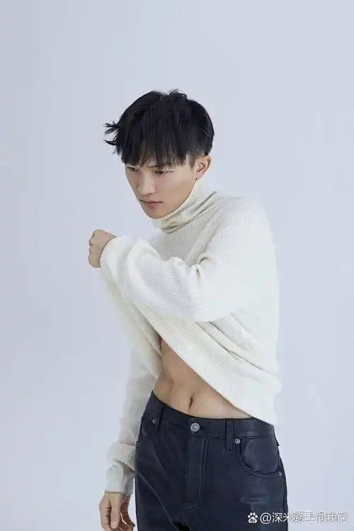 看看周深吧 !(有腹肌照 )