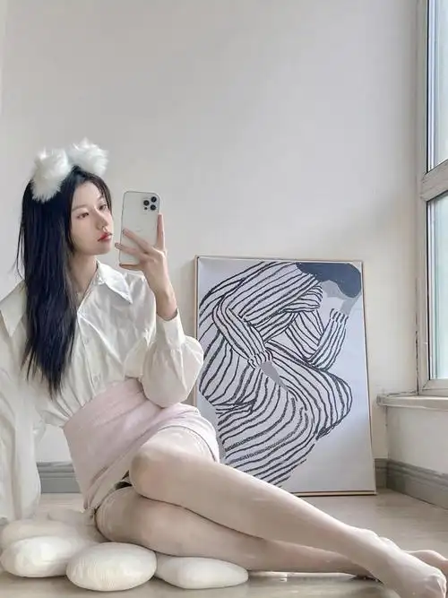 喜欢对镜自拍的女生主要是为了秀一下自己的好身材