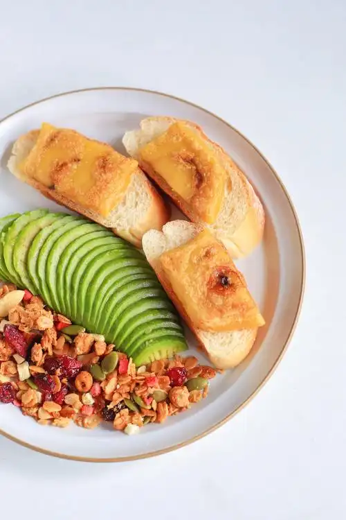 大米面包配煎年糕,牛油果,藜麦混合麦片,杂粮粥泡牛奶