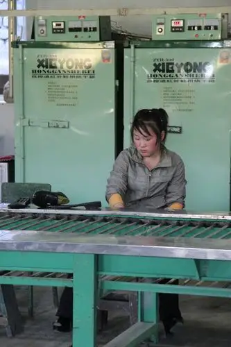 朝鲜视觉:实拍在国营工厂里上班的朝鲜女员工!