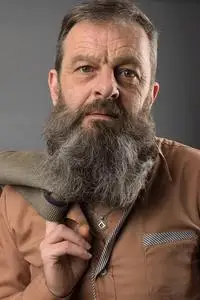 老人无奈照片的愤怒的坏脾气老人看起来非常不满.