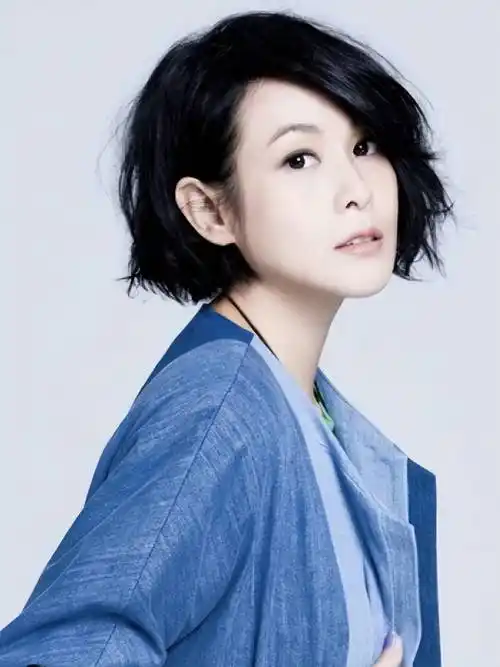 刘若英官宣新戏时隔5年重出江湖剪齐耳短发52岁仍光彩夺目