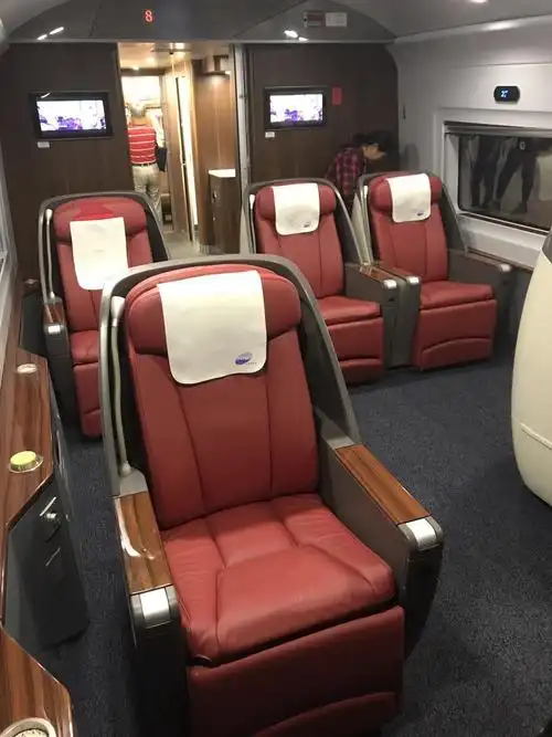 一前一后两节车厢有商务座,每节5个,共10个商务座,呼叫按钮声音变响