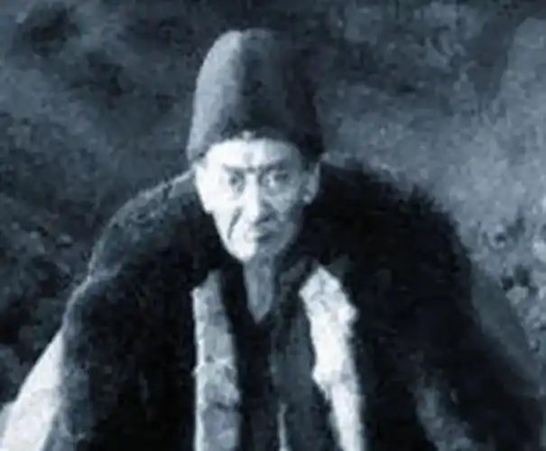 所以说,比起《智取威虎山》里那"依仗着地堡碉堡",身边还有"八大金刚"