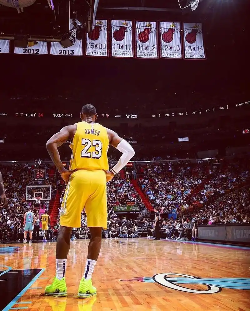 詹皇太自律了,自曝坚持一周训练5天,连线老友喝水又抢镜 _詹姆斯