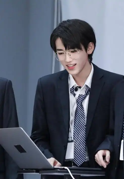 宋亚轩金丝边眼镜自拍##宋亚轩可以把眼镜焊在脸上吗