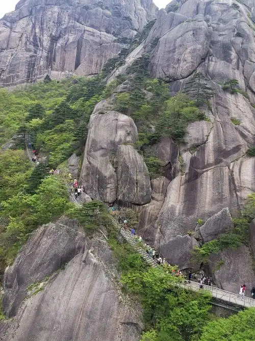 百步云梯位于黄山的玉屏景区,在莲花峰西北麓的峭壁上!真的胆颤心惊!