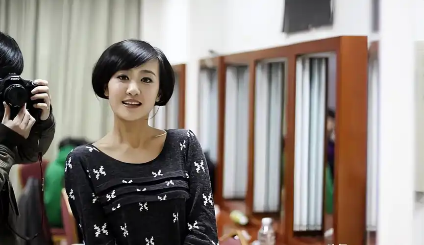 主播左岩:曾和杨迪传绯闻,离开浙江卫视后,低调嫁普通人也幸福