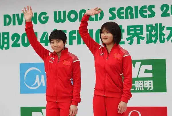 图文:北京站女双十米台 陈若琳刘蕙瑕挥手致意