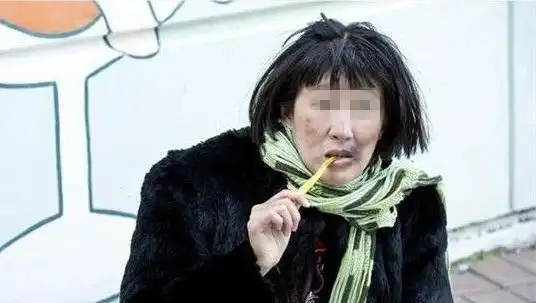 农村单身大爷捡回一个傻子女人,深夜听到女人说话,吓得马上报警