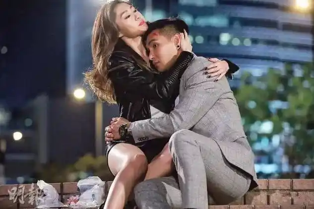 两人一起共浴洗澡,胡定欣大晒美腿与陈展鹏斗力,十分搞笑.