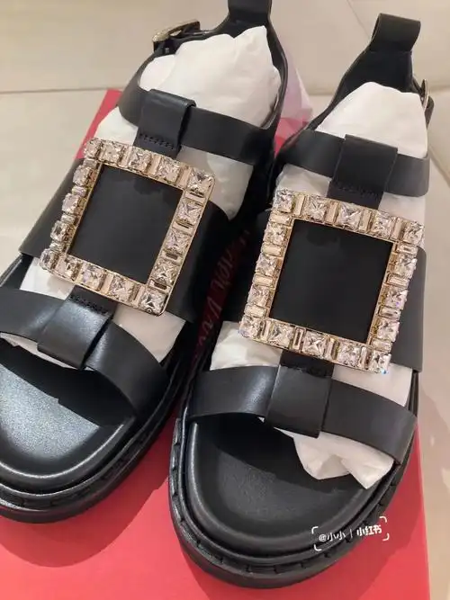 rogervivier春夏钻扣凉鞋