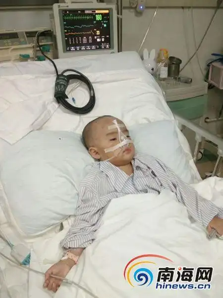 海南两岁男童患病毒性脑炎父母无钱救子盼救助