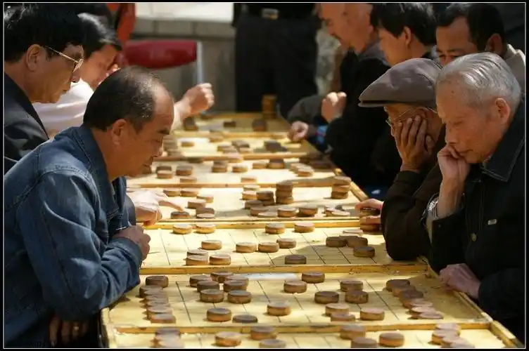 公园里的下棋人