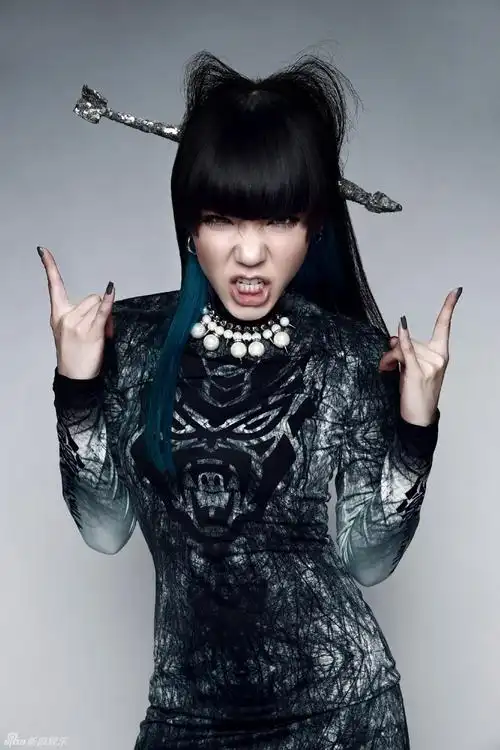 组图吴莫愁专辑新造型曝光大胆撞色章鱼上肩