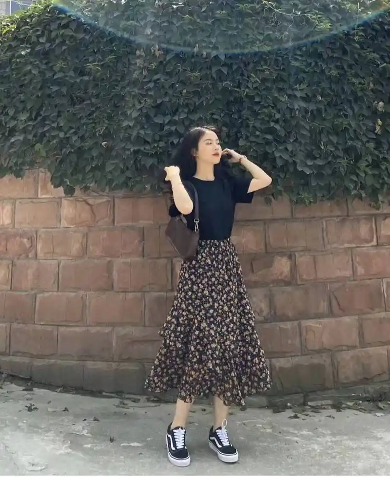 原创碎花半身裙搭配什么上衣鞋子好看