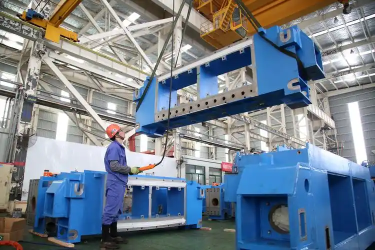 2月11日,江苏淮安市洪泽区一家机械有限公司的工人在岗位上忙碌.