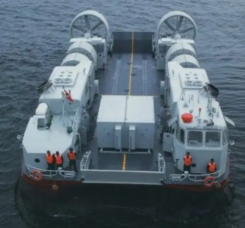 中国海军装备新型气垫艇 首次进行登陆演练