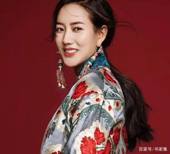 美丽的藏族女孩泽旺拉姆,唱着《山歌的故乡》向我们走来!