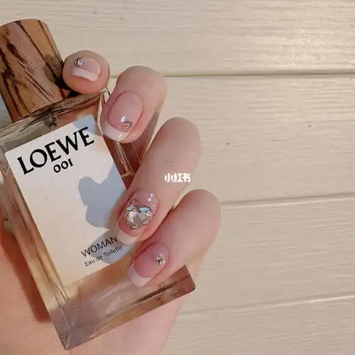 浅做一下火爆小红书的粉色法式美甲