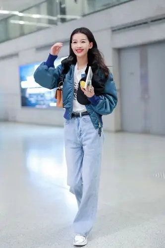 阔太孙怡挎2万包包走机场,口罩,眼镜,大檐帽,还暴露小心机