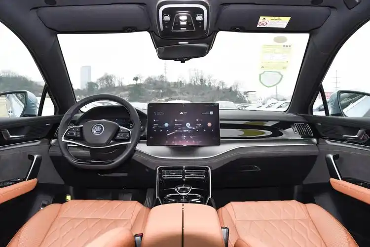 内饰设计部分,比亚迪唐 dm-i 冠军版的中控台区域搭载了双幅式平底