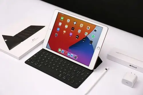 苹果ipad8真机图赏颜值出众依旧全尺寸键盘好手感