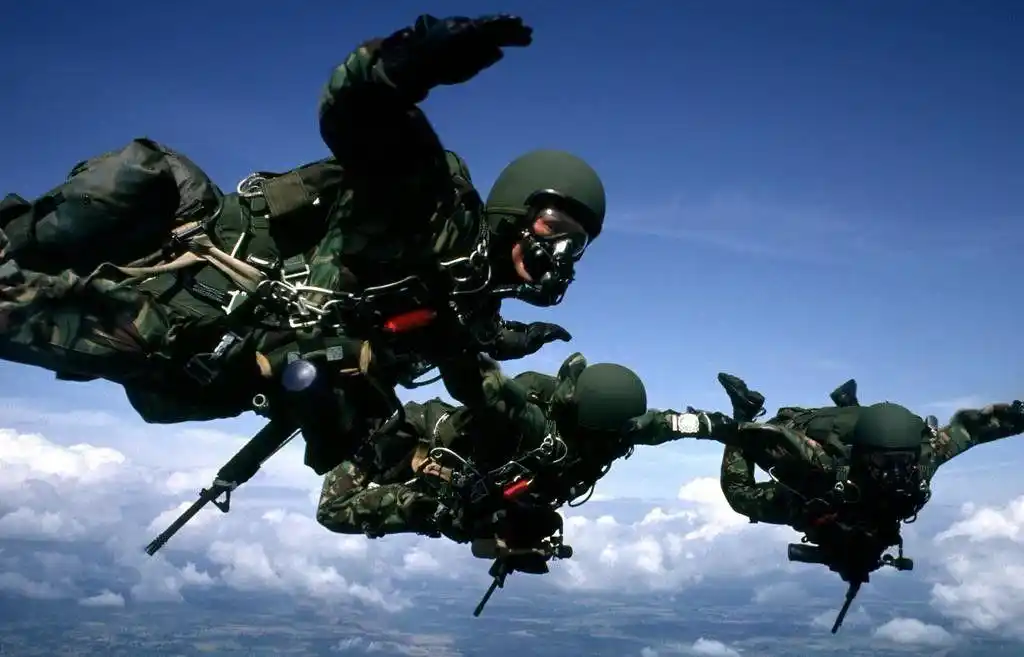 空降兵跳伞如何携带武器:俄军揣怀里,美军吊脚下,我军背后背