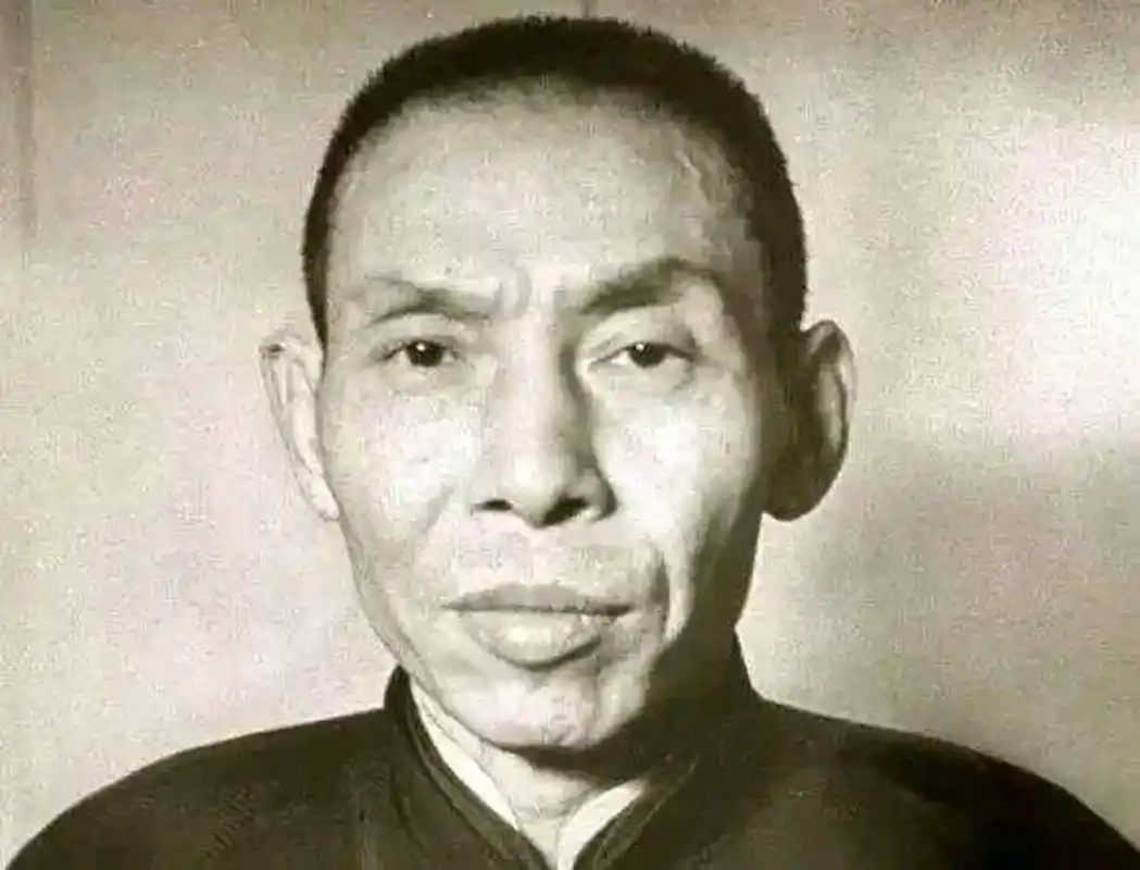 冯小刚跟杜月笙是有几分像,这两张照片相似度在80%.