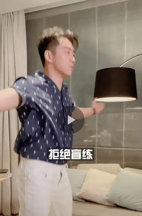 身材管理太强!郑恺俩月瘦40斤,马思纯瘦出尖下巴,不见臃肿模样