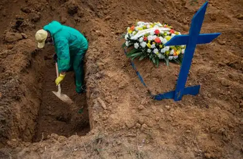 2021年1月8日,巴西马瑙斯,工作人员将因新冠肺炎去世的患者埋葬在公墓