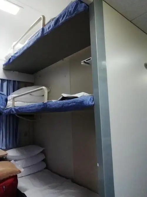 硬卧上铺能坐起来_硬卧上铺_硬卧中铺和上铺