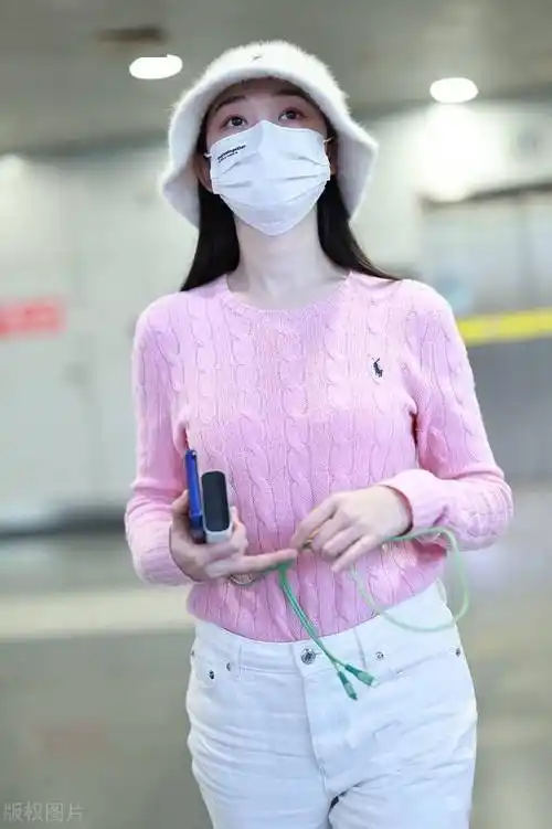 蒋梦婕北京出发,身着粉色毛衣淡雅娴静_机场