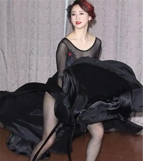 51岁翁虹现身聚会,摘掉帽子网友炸锅,昔日女神头顶"秃了"?