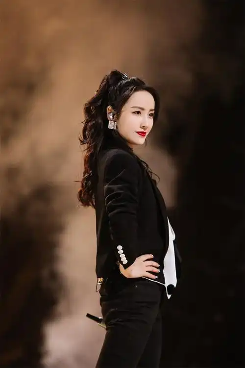 第二季于每周五12:00芒果tv,20:10湖南卫视播出,让我们一起期待吕一在