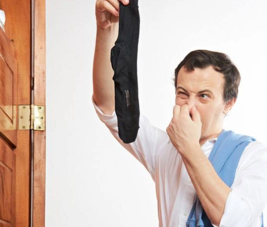 怪癖!男子下班后爱闻自己的臭袜子,致肺部真菌感染