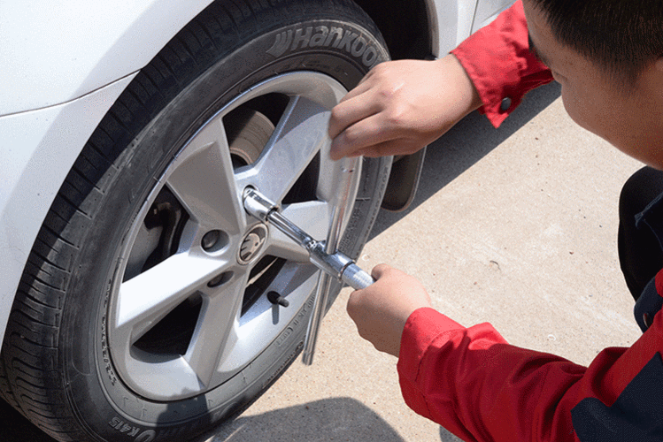 汽车轮胎扳手省力拆卸换轮胎拆轮胎扳手维修十字扳手套筒换胎工具