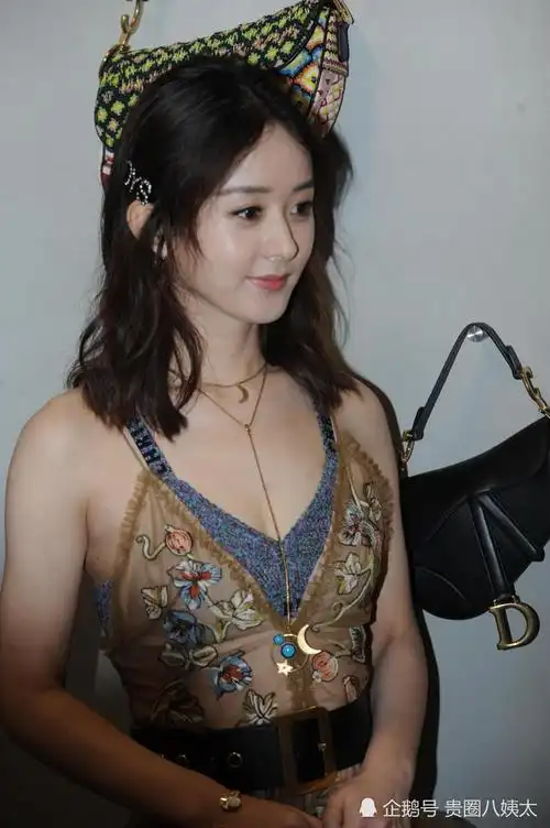 赵丽颖现身雍容高贵露低胸凸显小蛮腰还一脸幸福甜蜜