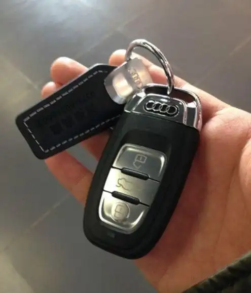 男子为女友买威化饼,包裹里却有一把奥迪车钥匙,是商家搞错了!