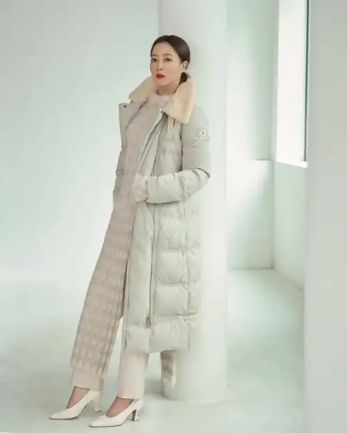 韩国女艺人金喜善近日为代言的服装品牌拍摄了一组最新宣传照.