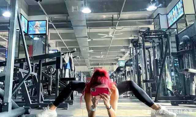 九五后健身教练陈莹莹,一年夺冠8次,称成人世界不容易
