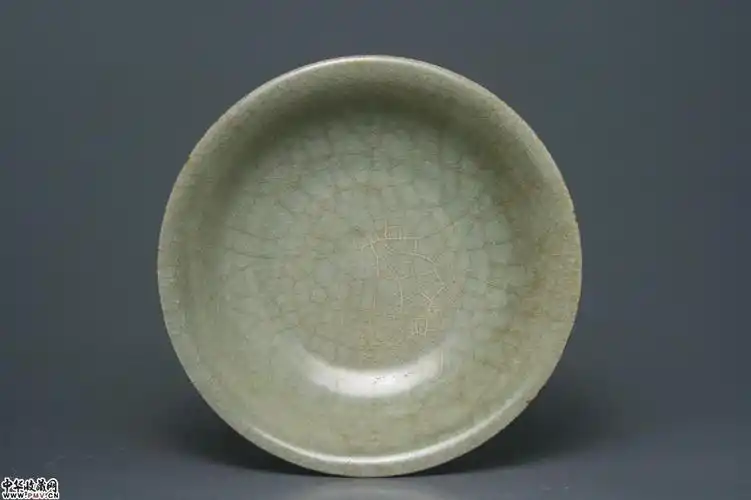 南宋龙泉窑青釉莲瓣浅碗