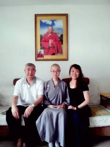 青岛大学美女毕业生剃度出家微博走红获父母支持