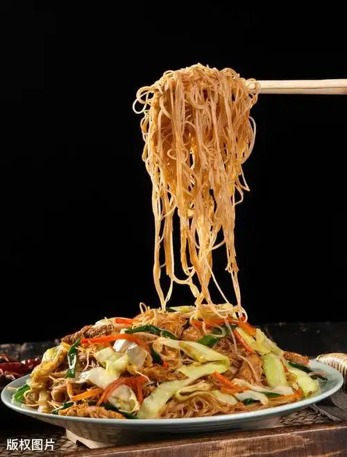 q弹顺滑的美味炒米粉10分钟就做好的美食快手饭夜宵党必备