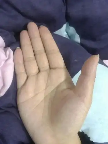 有哪个女孩子跟我一样手心有四条线的?竖着那条线代表什么?好不好?