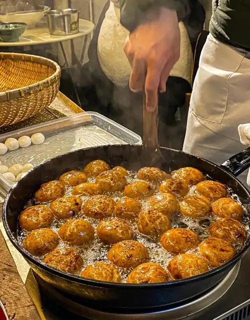 南京成都老板先炸糖油果子进店就送