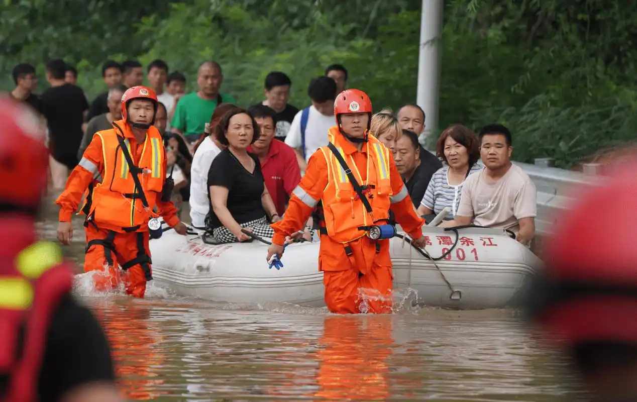 郑州闪耀在暴雨中的那一抹红